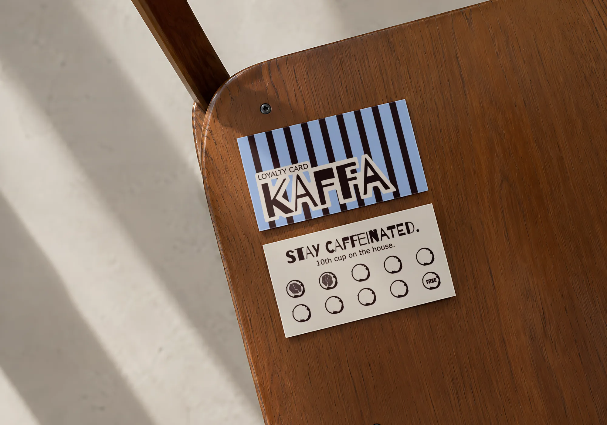 Karta lojalnościowa Kaffa na drewnianym blacie