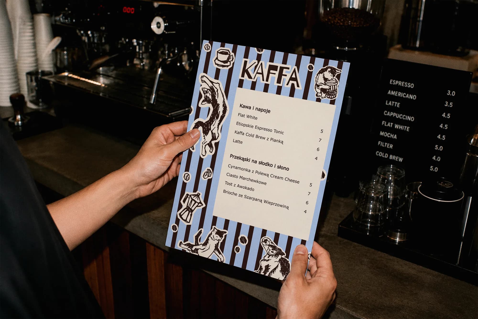 Menu Kaffa w dłoniach klienta