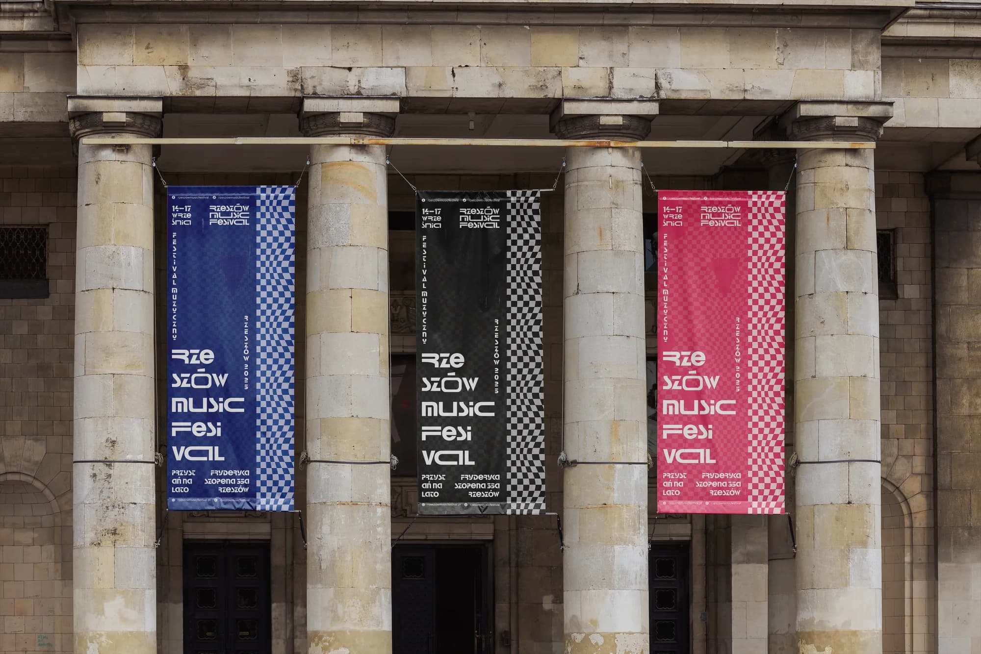 Baner wielkoformatowy na fasadzie budynku