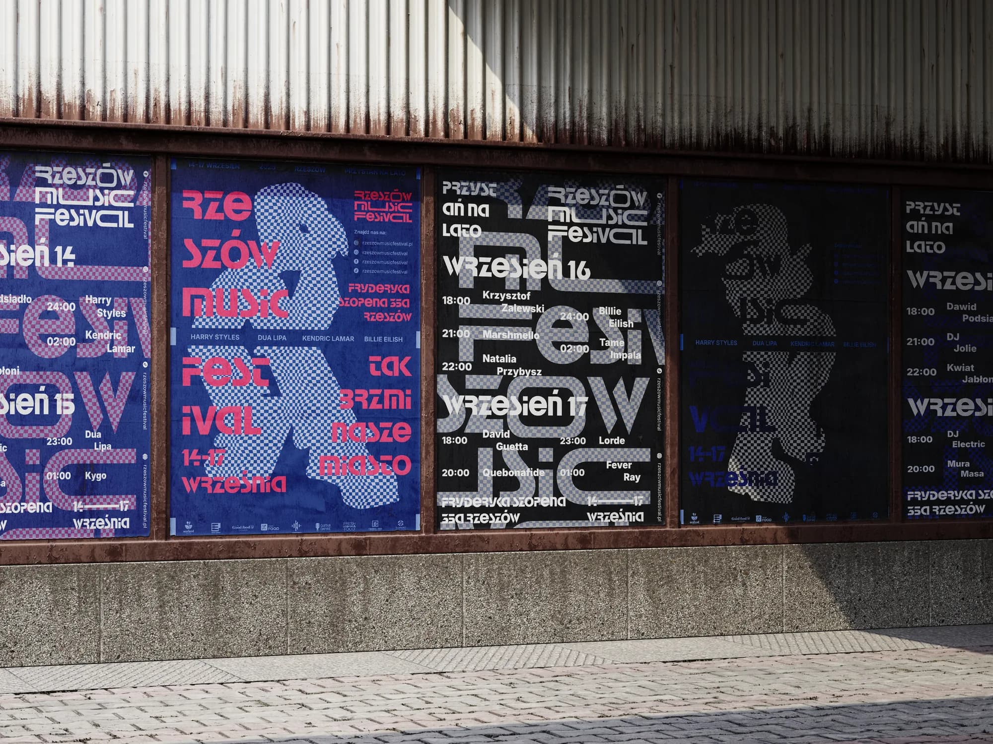 Plakaty festiwalowe na miejskiej ścianie